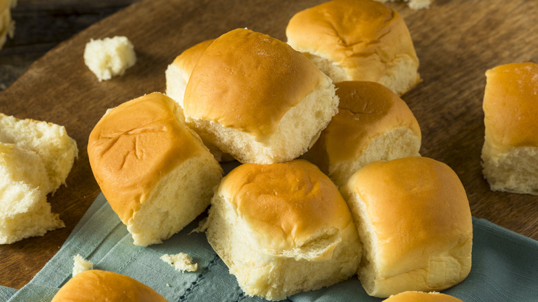 Pile of Hawaiian rolls