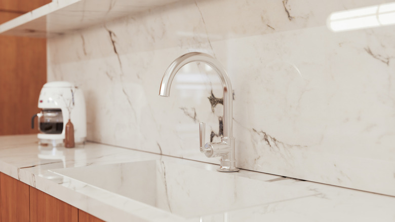 Modern smooth backsplash in kitchen