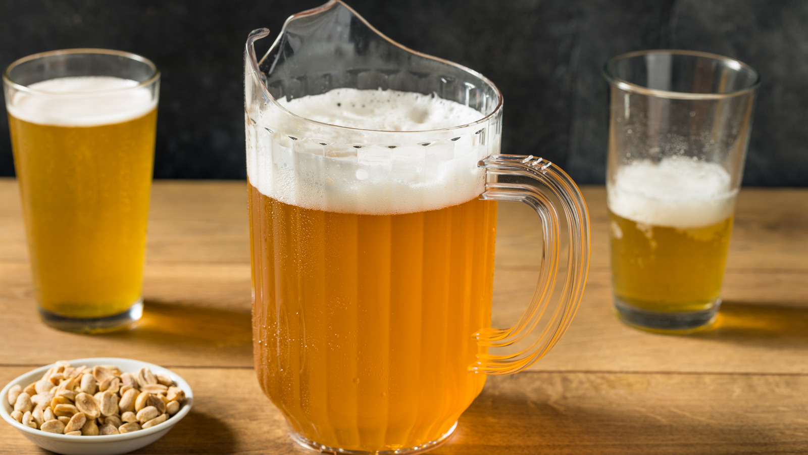 <a href="https://www.foodrepublic.com/1955993/how-many-beers-in-pitcher/" target="_blank">Here’s How Many Glasses Of Beer Are In A Standard Pitcher</a>