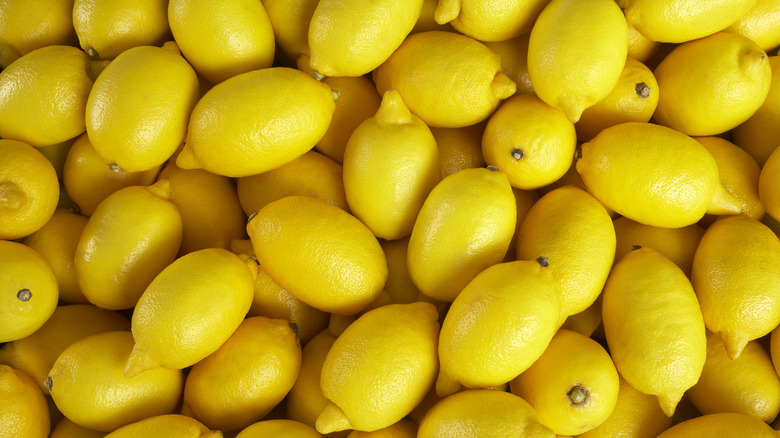 large pile of lemons