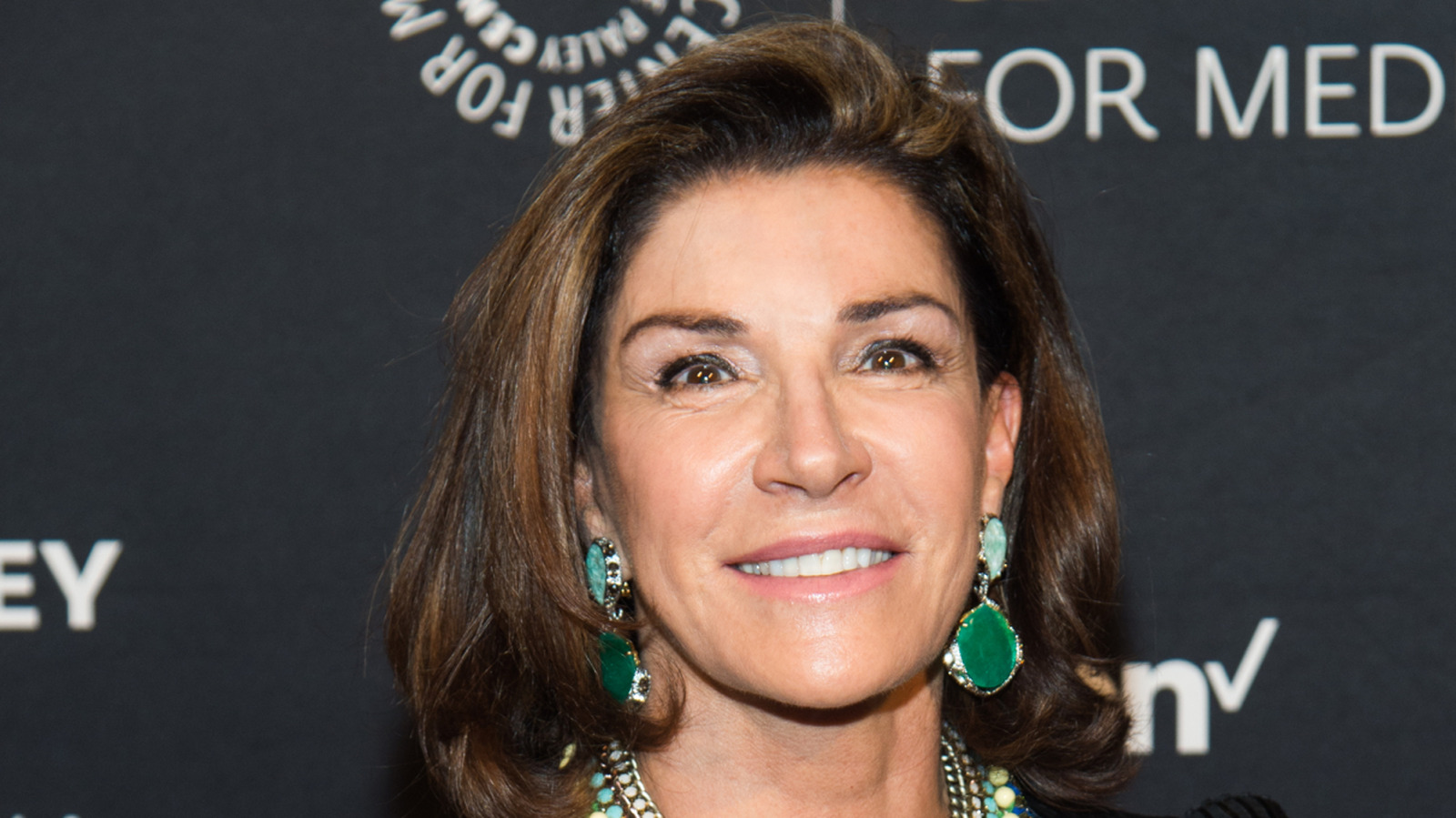<a href="https://www.foodrepublic.com/1966501/hgtv-hilary-farr-unconventional-kitchen-cabinet/" target="_blank">HGTV’s Hilary Farr’s Unconventional Kitchen Cabinets Are Both Stylish And Practical</a>