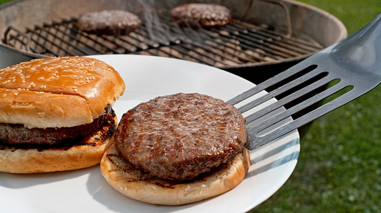 <a href="https://www.foodrepublic.com/2275510/chef-finds-easy-way-keep-burger-patties-round-egg-mold/" target="_blank">Home Cook Finds An Easy Way To Keep Burger Patties Perfectly Round</a>