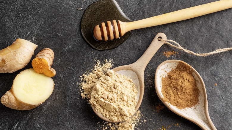 Honey with ginger, turmeric, powdered spices