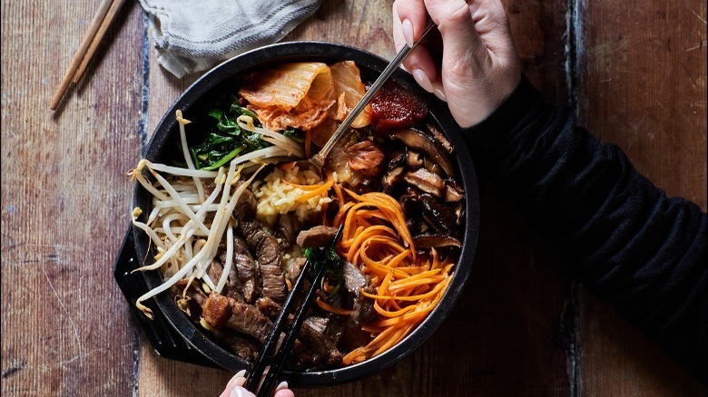 eating bibimbap in dolsot