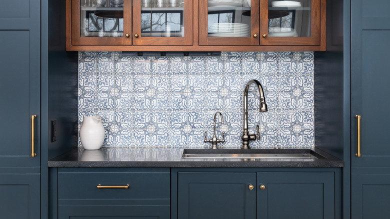 A kitchen with a patterned backsplash.