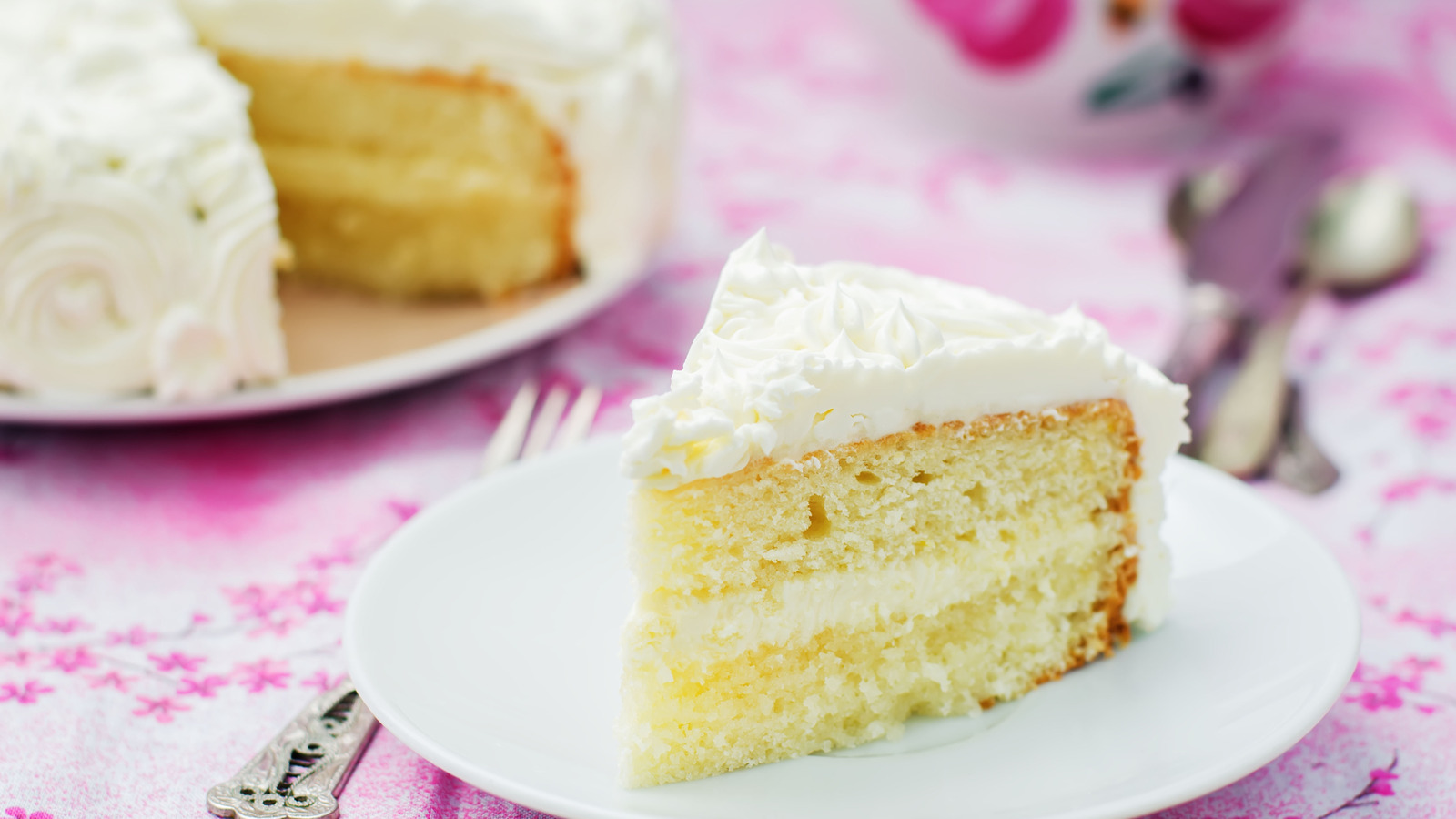 <a href="https://www.foodrepublic.com/1743765/yellow-cake-vs-vanilla-white-difference/" target="_blank">How Is Yellow Cake Actually Different From The Vanilla Or White Varieties?</a>