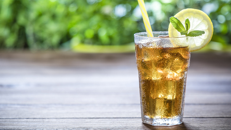 cup of iced tea with lemon wedge and mint