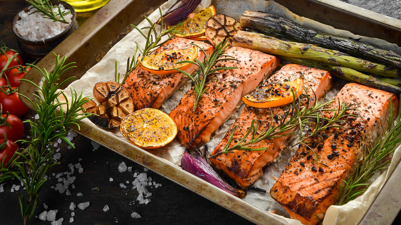 Cooked salmon with asparagus