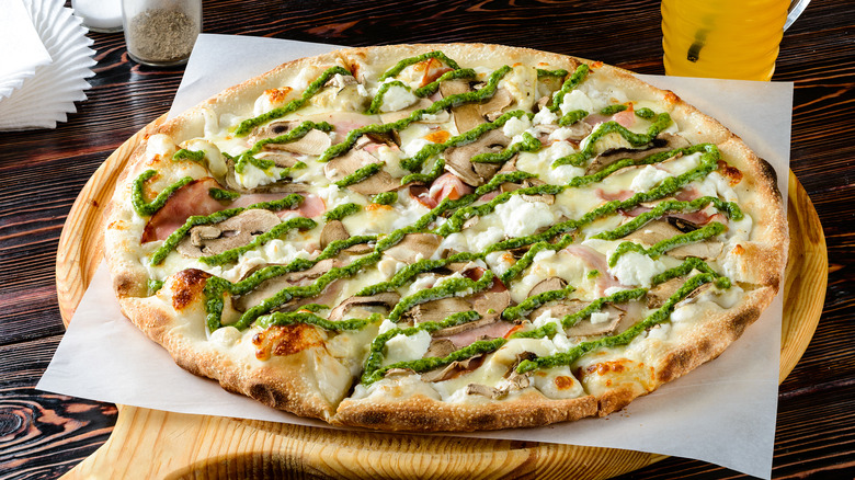 Pizza with pesto and chicken