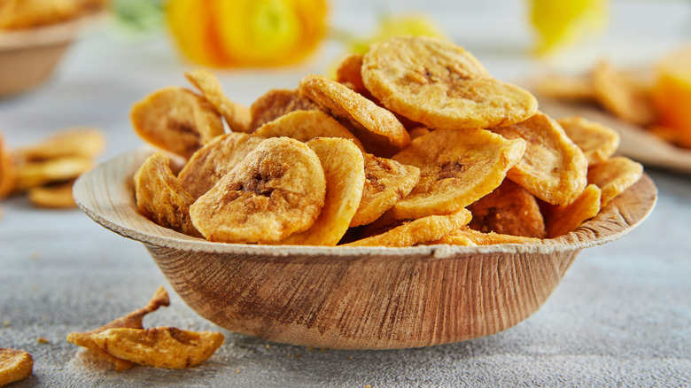 A bowl of banana chips