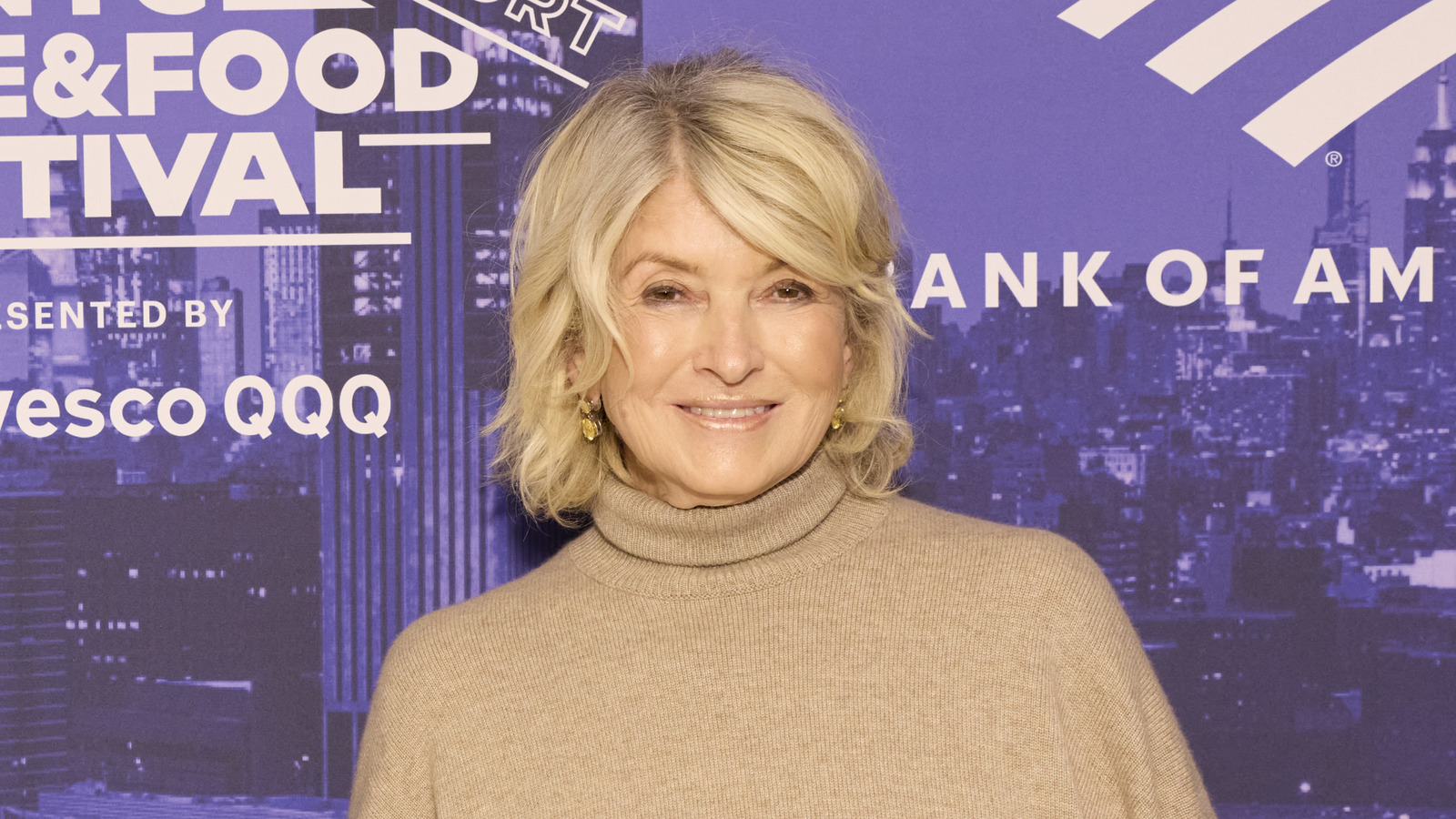 How Martha Stewart Cleverly Clears Up Baking Sheet Clutter, image size:1600x900