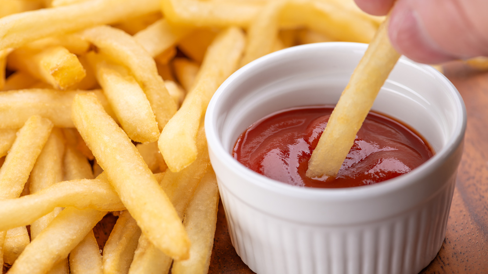 <a href="https://www.foodrepublic.com/2198564/mcdonalds-ketchup-vs-heinz-ingredients/" target="_blank">How McDonald’s Ketchup Is Slightly Different From Heinz</a>