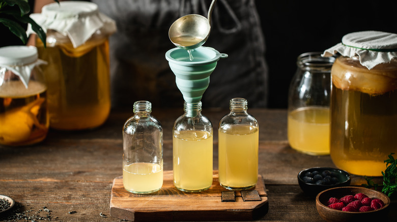Filling bottles with homemade kombucha