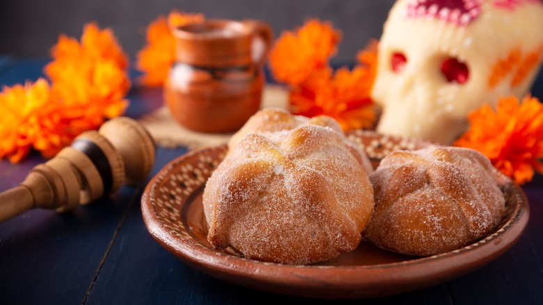 pan de muerto for Día de los Muertos