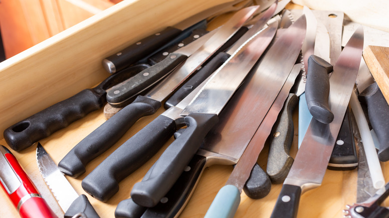 Lots of knives in a kitchen drawer