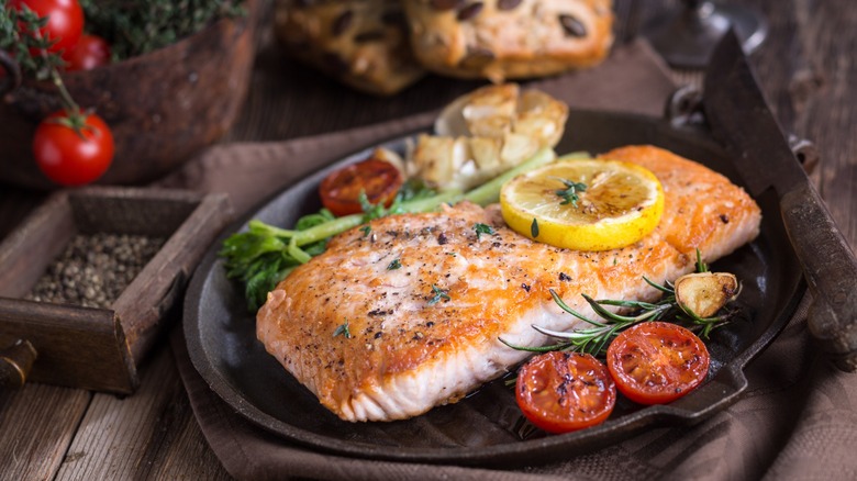 Cooked salmon with lemon
