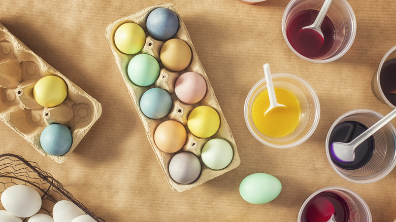 Dyeing eggs