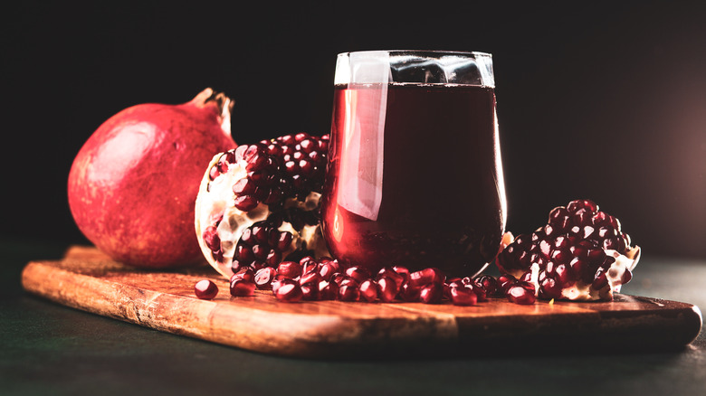 pomegranate juice with fresh pomegranate