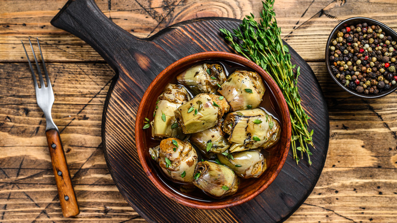 Artichoke hearts in oil with herbs