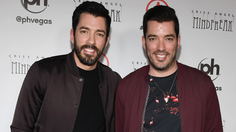 Drew and Jonathan Scott posing