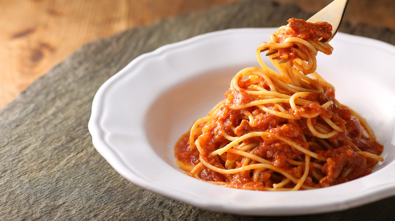 A fork twists some spaghetti onto its prongs.