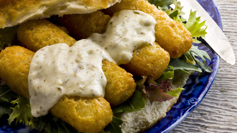 Fish sticks with tartar sauce