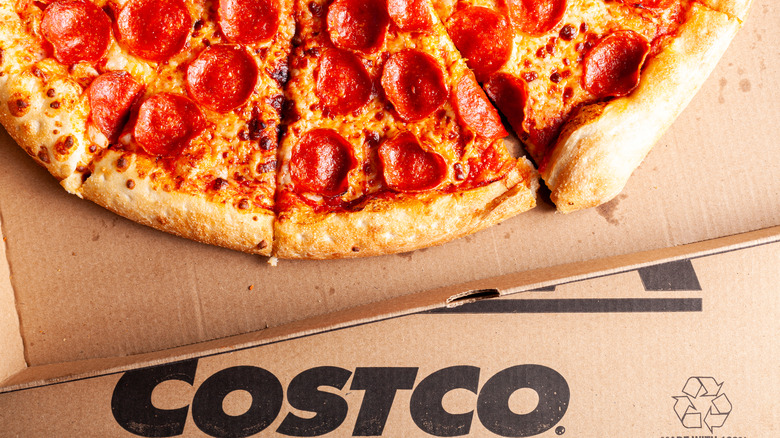 Costco pizze on to-go box