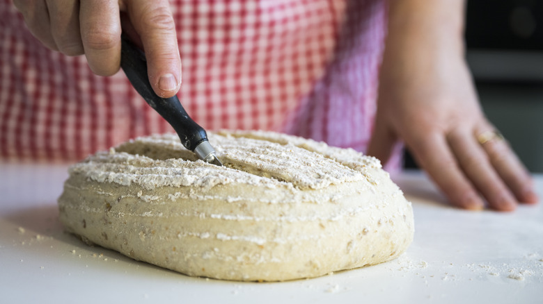 Scoring bread dough