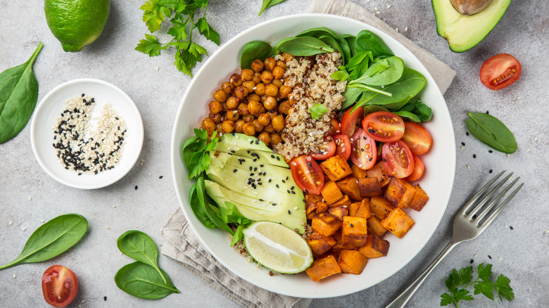 Salad with roasted chickpeas, avocado, tomato