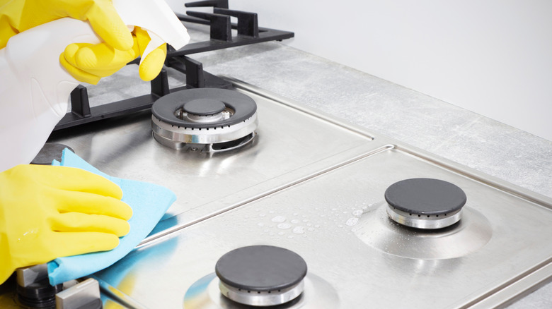 cleaning gas stovetop