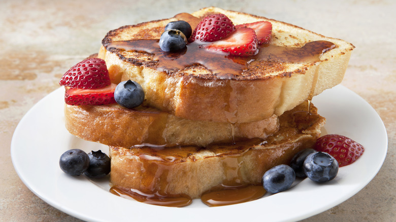 French toast with berries