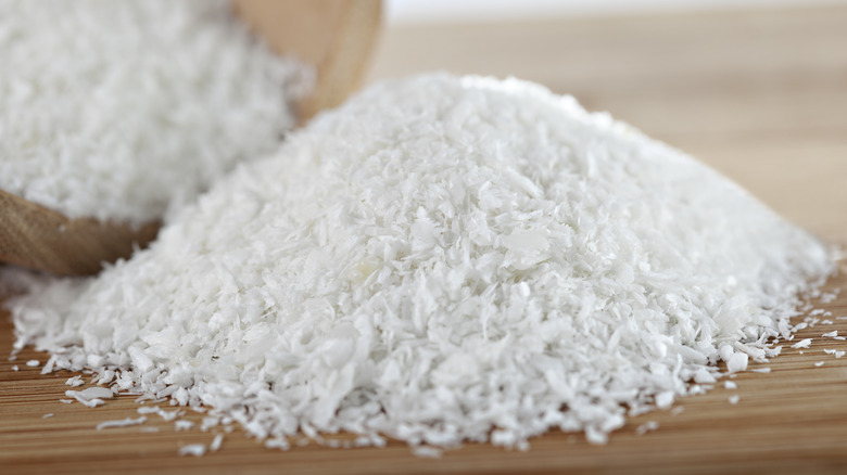 fine dessicated coconut flakes