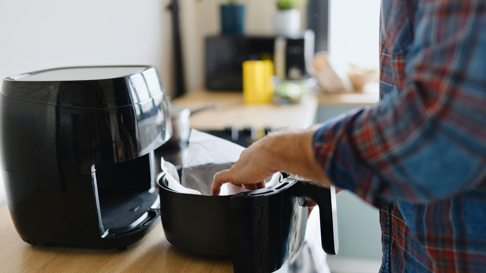 <a href="https://www.foodrepublic.com/1813767/how-to-air-fry-pasta-snack/" target="_blank">How To Use Noodles And Your Air Fryer For An Easy Savory Snack</a>