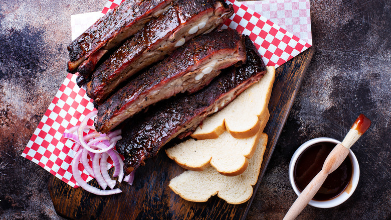 Smoked brisket with red onions and slices of white bread