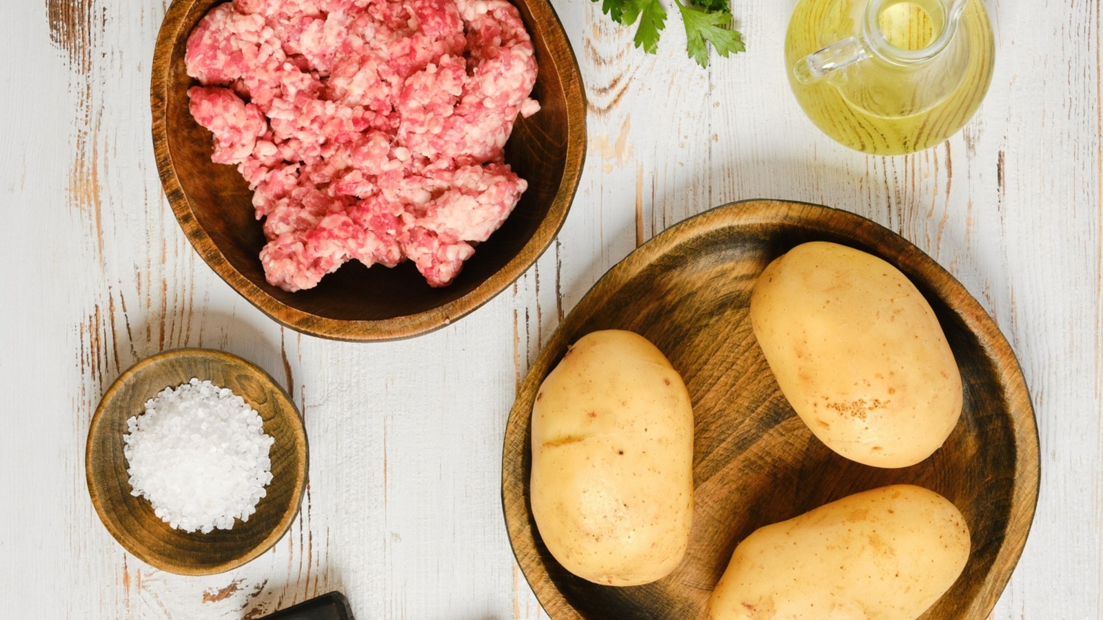 <a href="https://www.foodrepublic.com/2266502/have-potatoes-ground-beef-hearty-comfort-meal/" target="_blank">If You Have Potatoes And Ground Beef, You’re Halfway To A Hearty Comfort Meal</a>