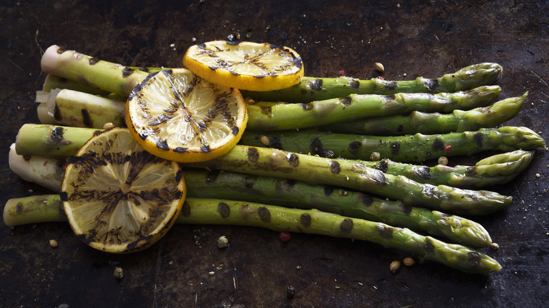 dry-charred asparagus with lemon