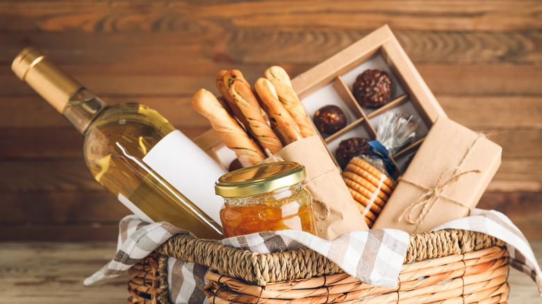 wine basket with crackers and breadsticks