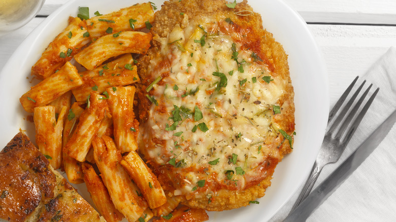 plate of chicken parmesan