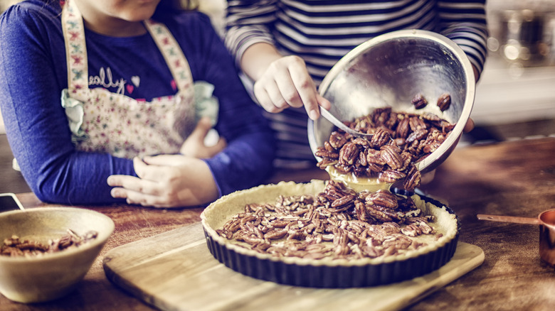 baking pecan pie