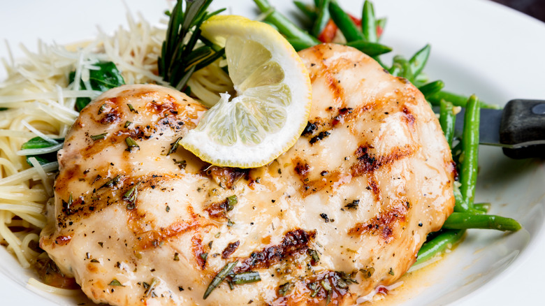 lemon slice on grilled chicken breast