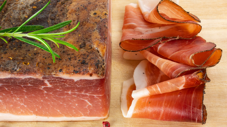 Thinly slicing smoked bacon or ham