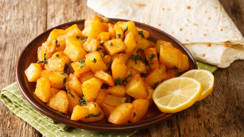 Crispy potatoes with sliced lemons