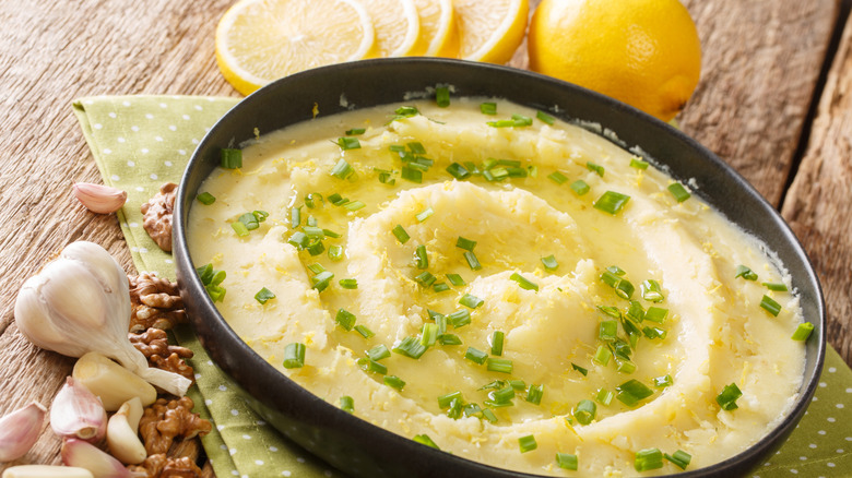 Creamy mash with sliced lemons