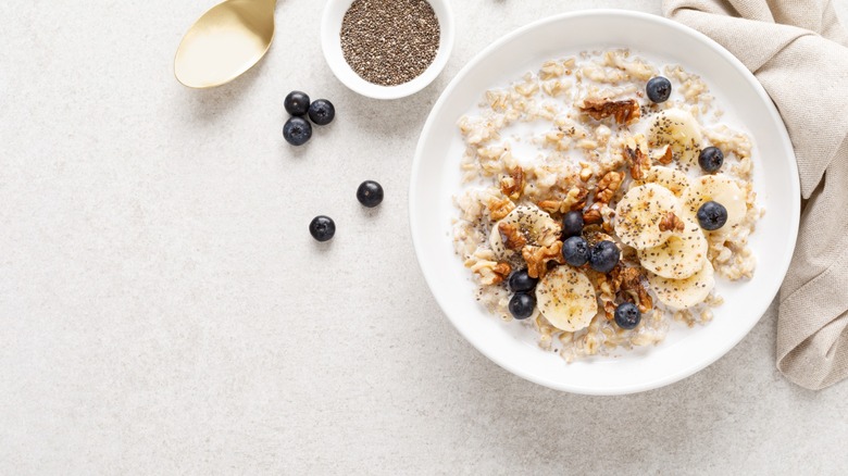 Oat porridge with fruit