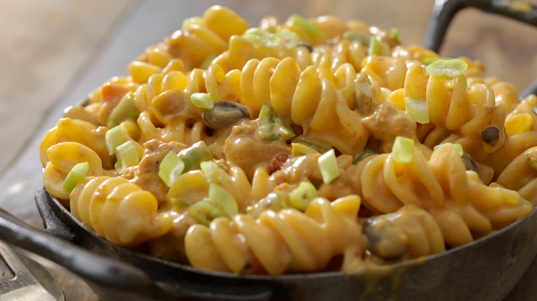 Rotini in chili cheese sauce