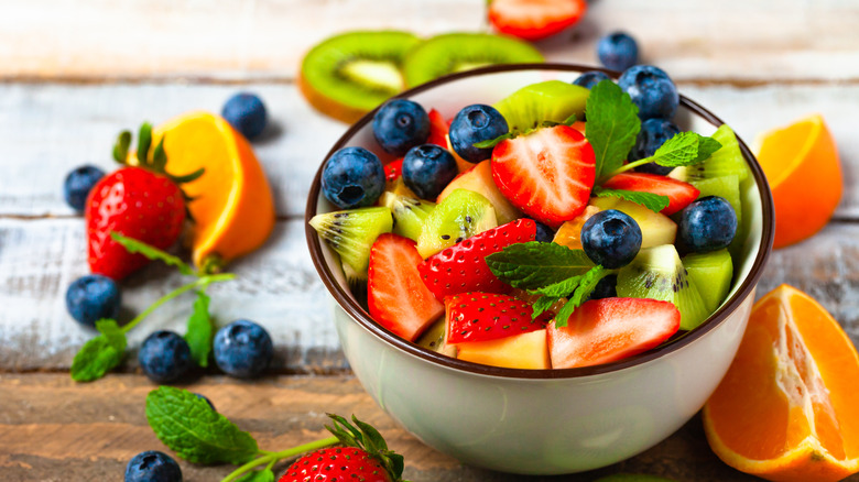 Macedonia di frutta in bowl