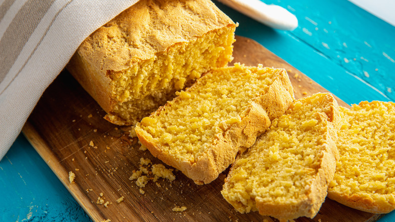 Cornbread in cake slices 