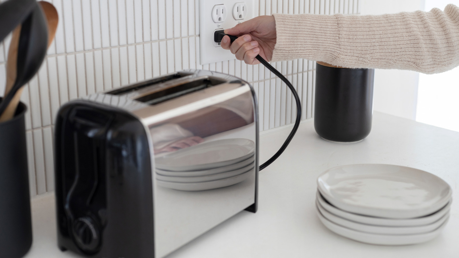<a href="https://www.foodrepublic.com/2227302/bad-leave-toaster-plugged-in-not-using/" target="_blank">Is It Bad To Leave A Toaster Plugged In When You’re Not Using It?</a>
