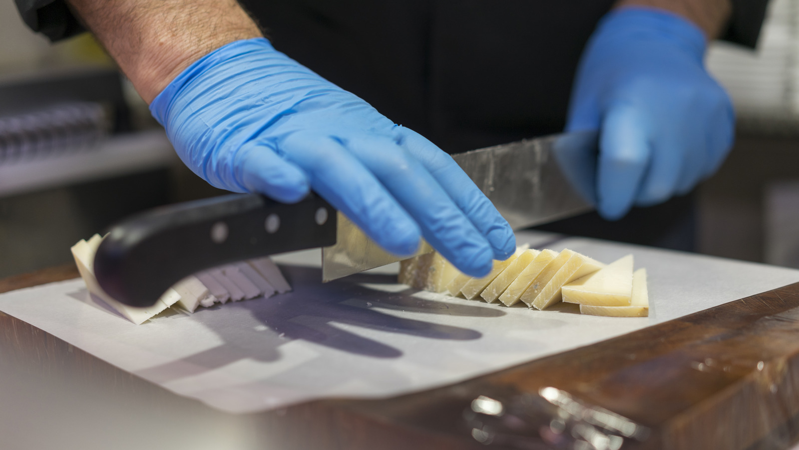 <a href="https://www.foodrepublic.com/1835299/should-fast-food-workers-wear-gloves/" target="_blank">Is It Mandatory For Food Workers To Wear Gloves?</a>