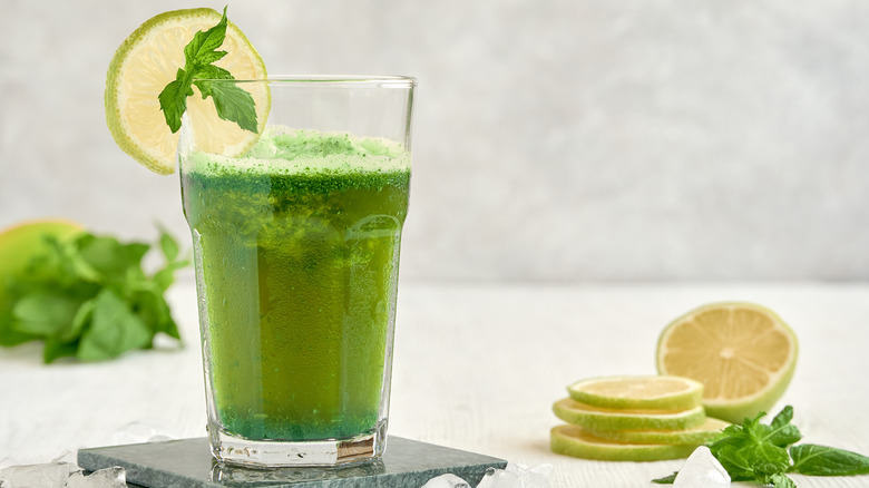 Green mint limonana in glass with lemon slice